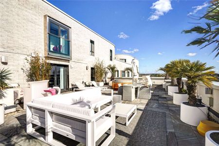 SHORT LET. Luxury two bedroom, two bathroom penthouse flat with breath-taking views of London in the heart of Clapham - Photo 3