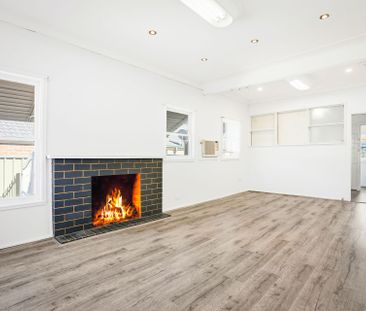 Freshly painted & featuring brand new flooring! - Photo 1