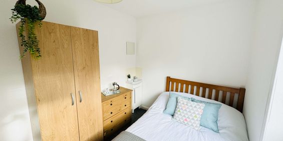 A Comforting 6 Double Bedrooms for Rent in Brighton - Photo 3