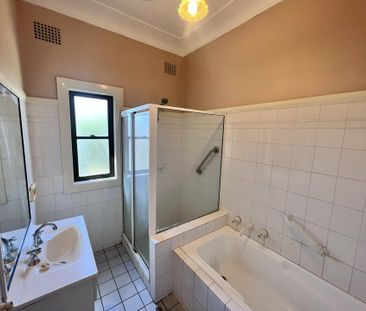 Three bedroom family home - Photo 2