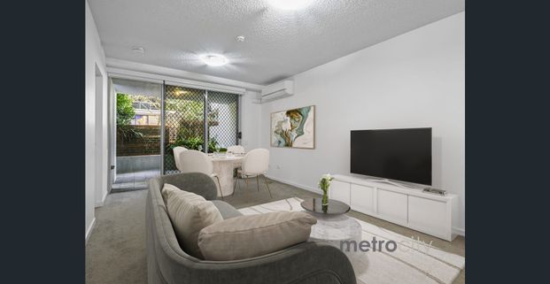 Ground Floor Apartment with Private Courtyard - Photo 1