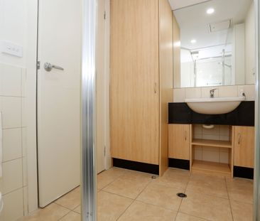 Modern 2-Bedroom Apartment with City Views in Preston - Photo 6