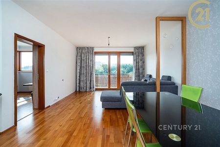 Světlý a prostorný byt 4+kk se dvěma balkony, dvěma garážemi a výhledem do zeleně tichých meandrů Botiče - Fotografie 2