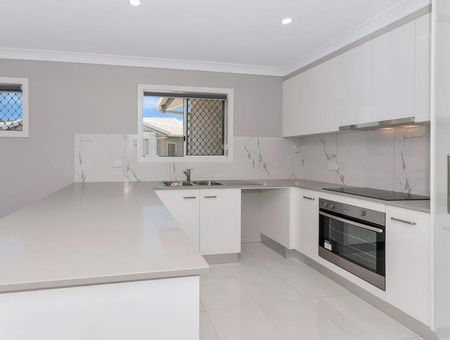 2 BEDROOM UNIT IN THE HEART OF ROSSLEA - Photo 3