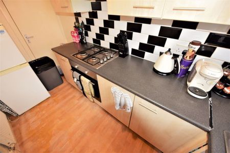 2 bedroom House in Harold View, Leeds - Photo 2