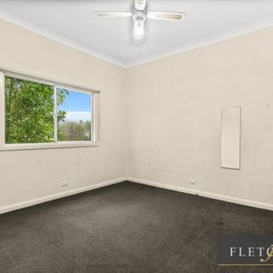 Spacious Home with Excellent Location – Perfect for Students - Photo 2