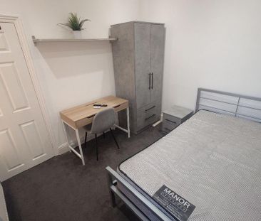 4 bedroom terraced house to rent - Photo 5