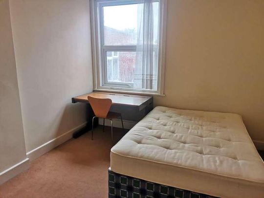 Bedroom First Floor Flat In Moordown, BH9 - Photo 1