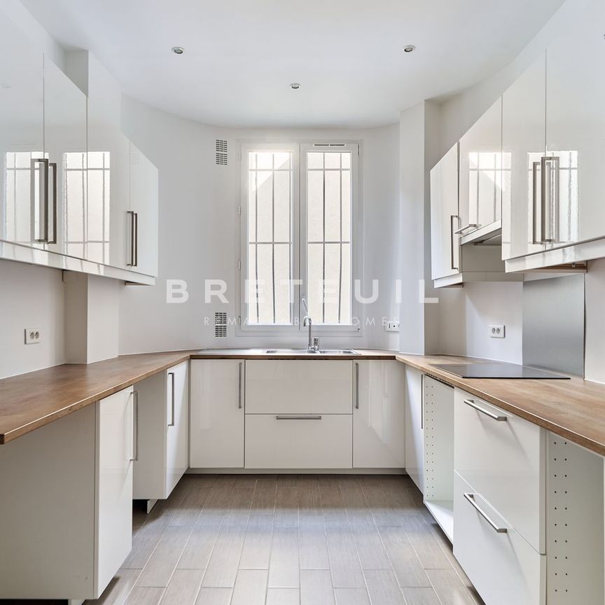 Appartement • Saint Philippe du Roule - Photo 1