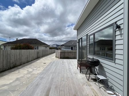 Wainuiomata 3 Bedrooms - Photo 2