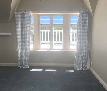 2BR Stoke character flat with Deck & Garden - Photo 2