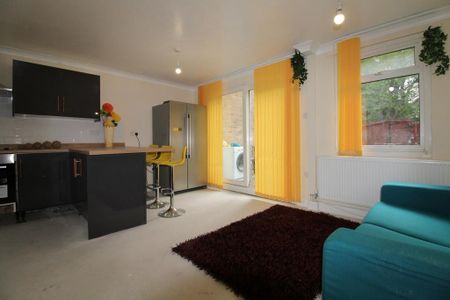 1 bedroom in a house share to rent - Photo 2