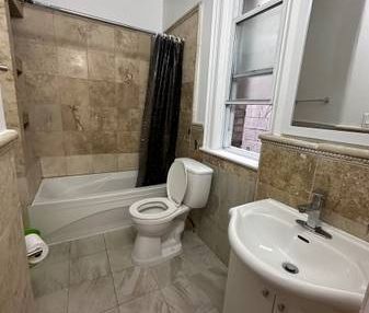 Downtown Toronto Bedroom with private washroom For rent - Photo 4