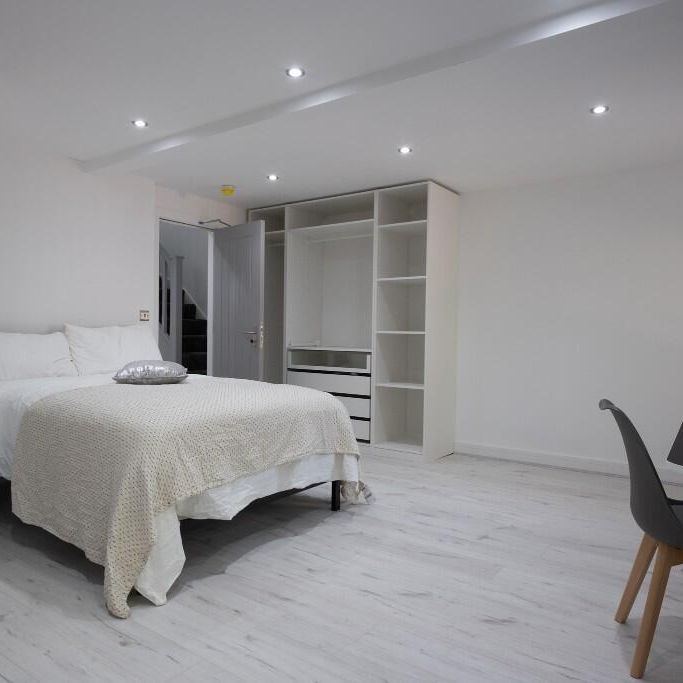 6 bedroom house to rent - Photo 1