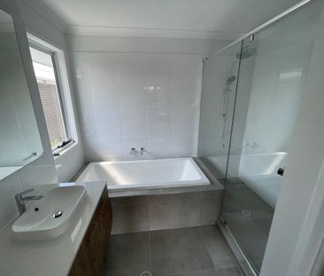 Modern Luxury Living in the Bayside – Spacious 4-Bedroom Family Home - Photo 5