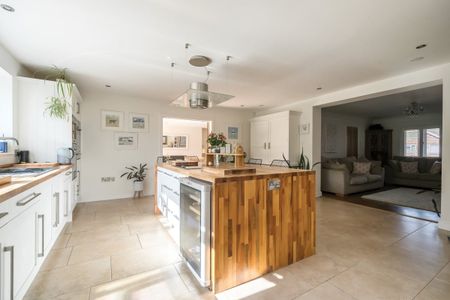4 bedroom detached house to rent - Photo 3
