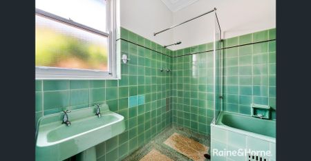 Charming 2-Bedroom Stone Frontage Cottage in Prestigious Dulwich - Photo 2