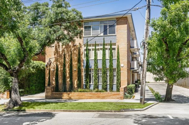 Stylishly Renovated Retreat in Elwood's Most Sought-After Pocket - Photo 1