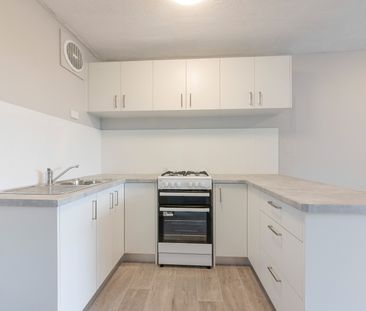 Minutes walk to Station & Shops!! - Photo 3