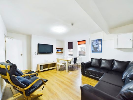 BILLS INCLUDED – Queens Road, Hyde Park, Leeds, LS6 - Photo 1