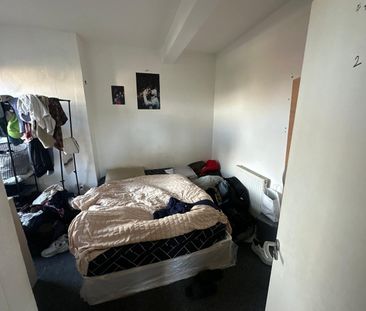 4 Bed Terraced House, Eastern Avenue, IG4 - Photo 2