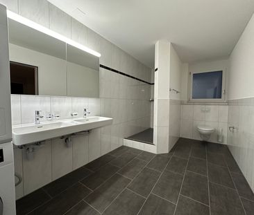 "grosse, moderne 2.5-Zimmer-Wohnung mit Lift und eigenem Waschturm" - Photo 5