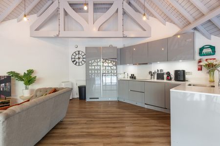 3 Bed Penthouse, Wycliffe House, IG1 - Photo 2