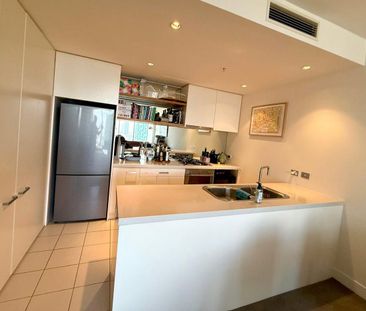 UNFURNISHED: Exclusive Freshwater Place Luxury with Iconic Views - Photo 4