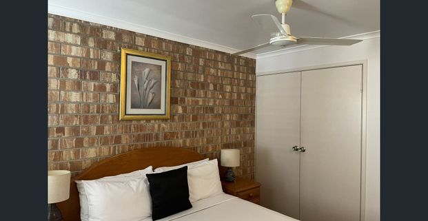 Charming 1-Bedroom Unit in the Heart of Gladstone Central – Convenient, Low-Maintenance Living! - Photo 1