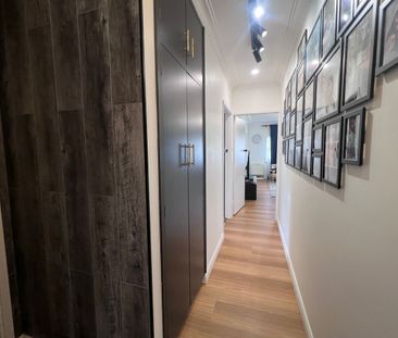 Stylish Renovated Family Home - Comfort and Convenience - Photo 1