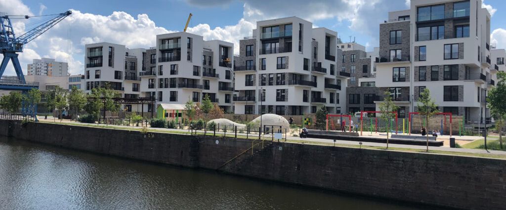 Moderne 2-Zimmerwohnung mit Einbauküche und Loggia. - Foto 1