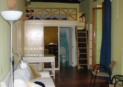 Trastevere-Terrace: 45sqm. Charming studio loft. Entrance, living room, separate kitchen, renovated bath, sleeping loft, large private terrace. Sunny, silent. Ref. 692