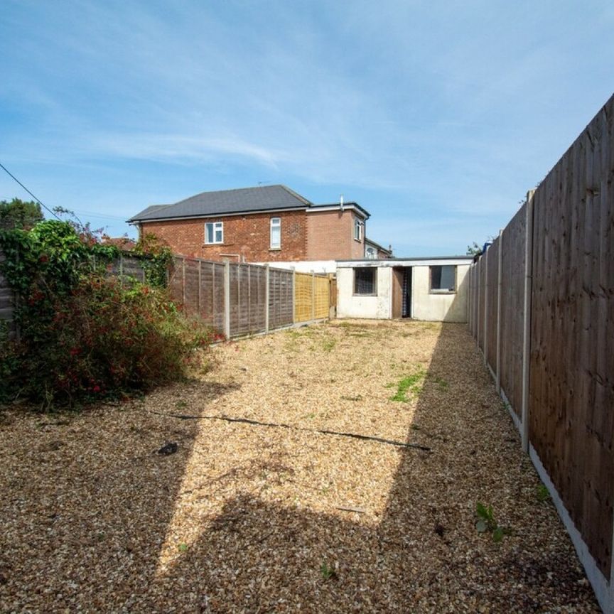 4 Double Bed Student house on Brassey Road - SEE VIDEO TOUR - Photo 1