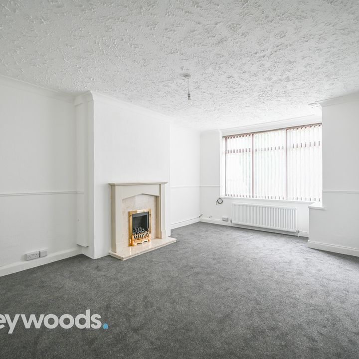 2 bed semi-detached house to rent in Little Cliffe Road, Blurton, Stoke-on-Trent ST3 - Photo 1