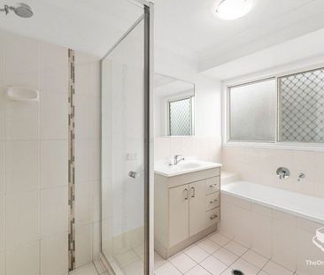 Freshly painted and carpeted - Family home in quiet location - Photo 1