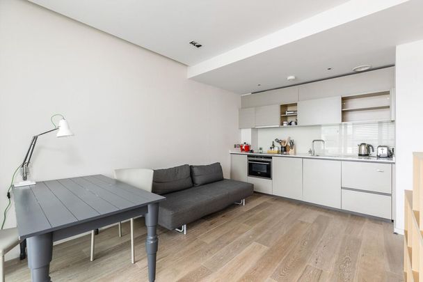 Contemporary one-bedroom apartment with a private balcony, set within the award-winning Arthouse development in the heart of King's Cross. - Photo 1