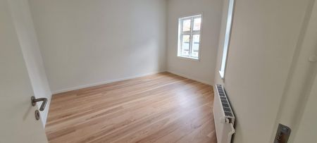 Renoveret lejlighed med privat altan - Photo 3