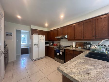 For Lease - 2055 Hadfield Court, Burlington, Ontario - Photo 3