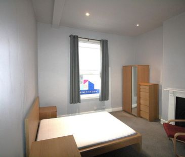 1 bedroom in a flat share to rent - Photo 2