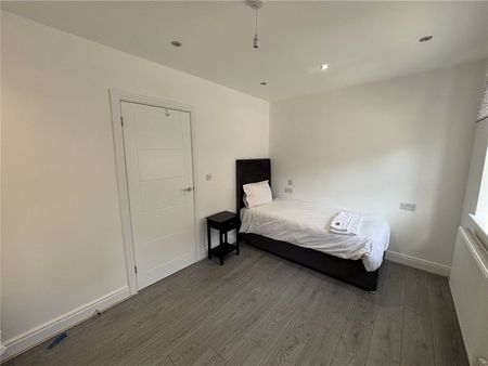 Crescent Drive, Aldershot, Hampshire, GU12 - Photo 5