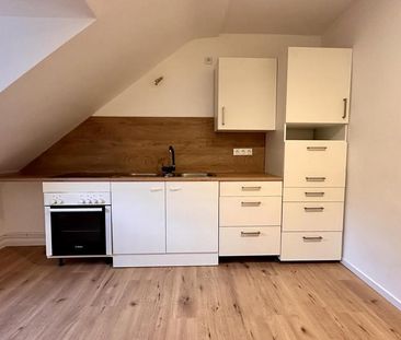Helle 2-Zimmer-Dachgeschosswohnung mit Einbauküche – frisch renoviert - Foto 1
