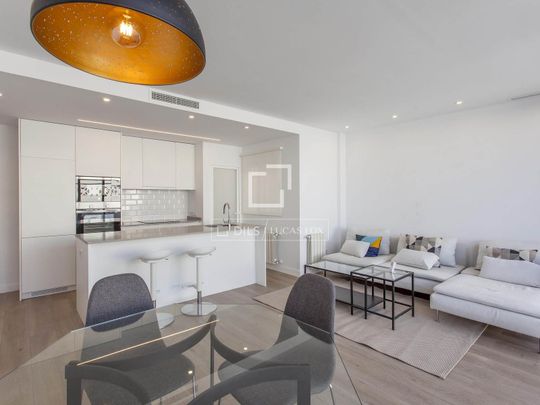 3-bedroom penthouse with a garage parking space for rent in Gran Vía, Valencia - Photo 1