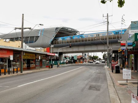 Close to Monash University, Chadstone, Hughesdale Train Station - Modern Townhouse, Amazing Location for All You Needs! - Photo 2