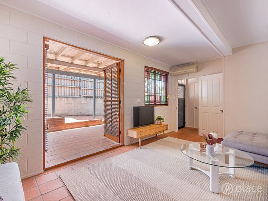 Fantastic Home in a Desirable Family Friendly Coorparoo Locale - Pets OK - Photo 1