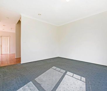 CONVENIENCE, COMFORT & A PRIME SYDENHAM LOCATION! - Photo 1