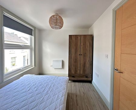 A one bedroomed apartment located in the popular Gwydir Street area just off Mill Road, close to the City Centre and Cambridge Train Station. Situated in a converted Bakery the apartments are fully furnished and have a private entrance and communal gardens. - Photo 2