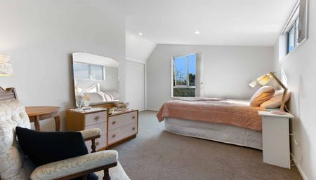 Fantastic find in Sydenham - Photo 2