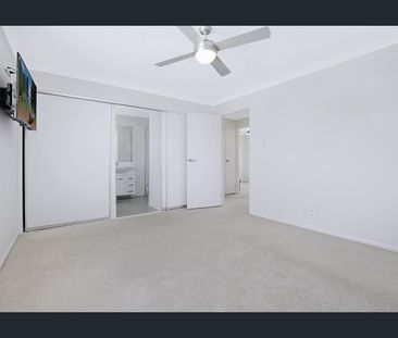 Stylish Townhouse, Private Courtyard, Double Garage, Close to all A... - Photo 6