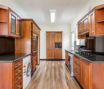 Lovely home located in the heart of Mitcham! - Photo 4