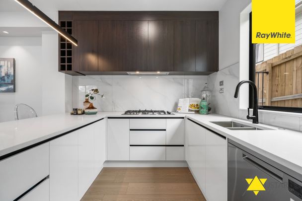 Elegant Three-Level Townhouse with Stunning Views in West Harbour - Photo 1